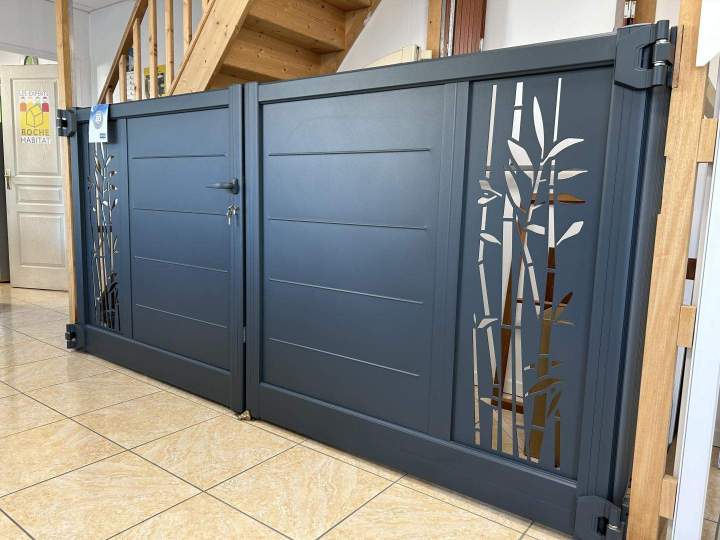 Fermetures extérieures élégantes incluant portails motorisés et garages.