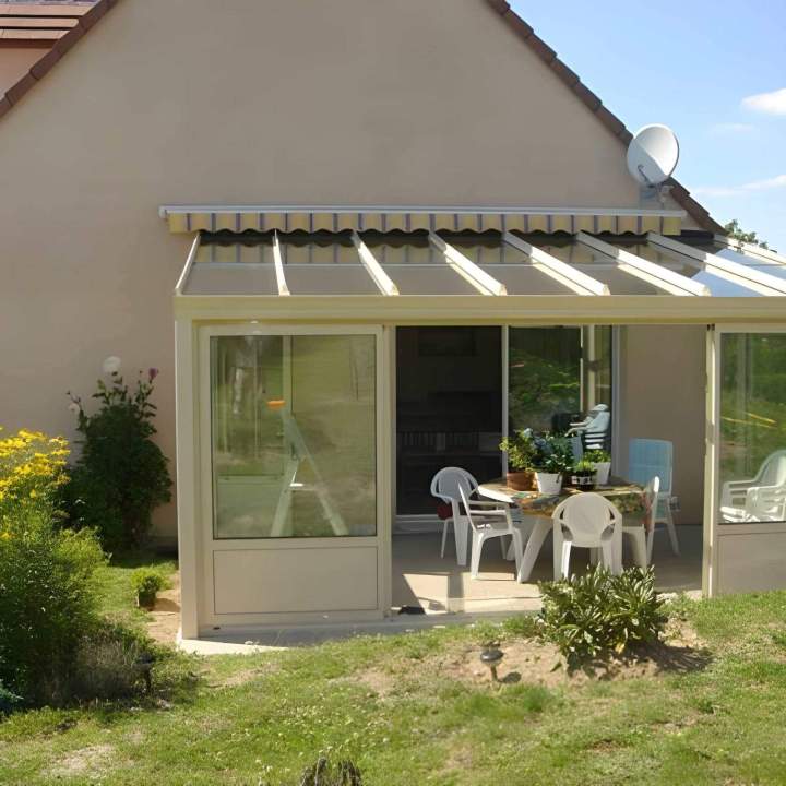 Extension de maison lumineuse grâce à nos structures vitrées.